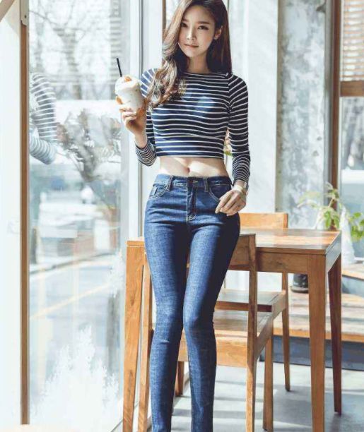 简约牛仔裤穿搭自信大方时尚减龄,紧身牛仔裤甜美穿搭优雅大方