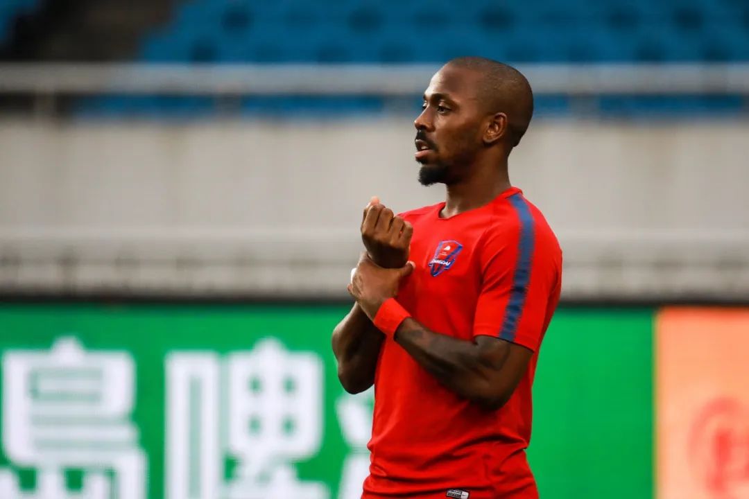 费南多赛后谢场,费南多回归12强