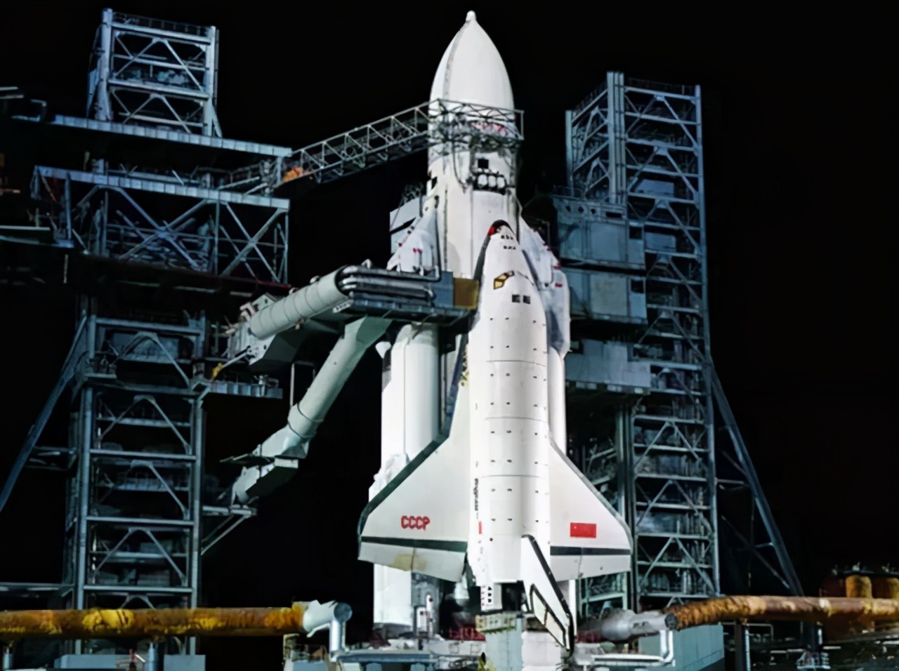 阿波罗号飞船登月真假,阿波罗宇航员登月到底是不是真的