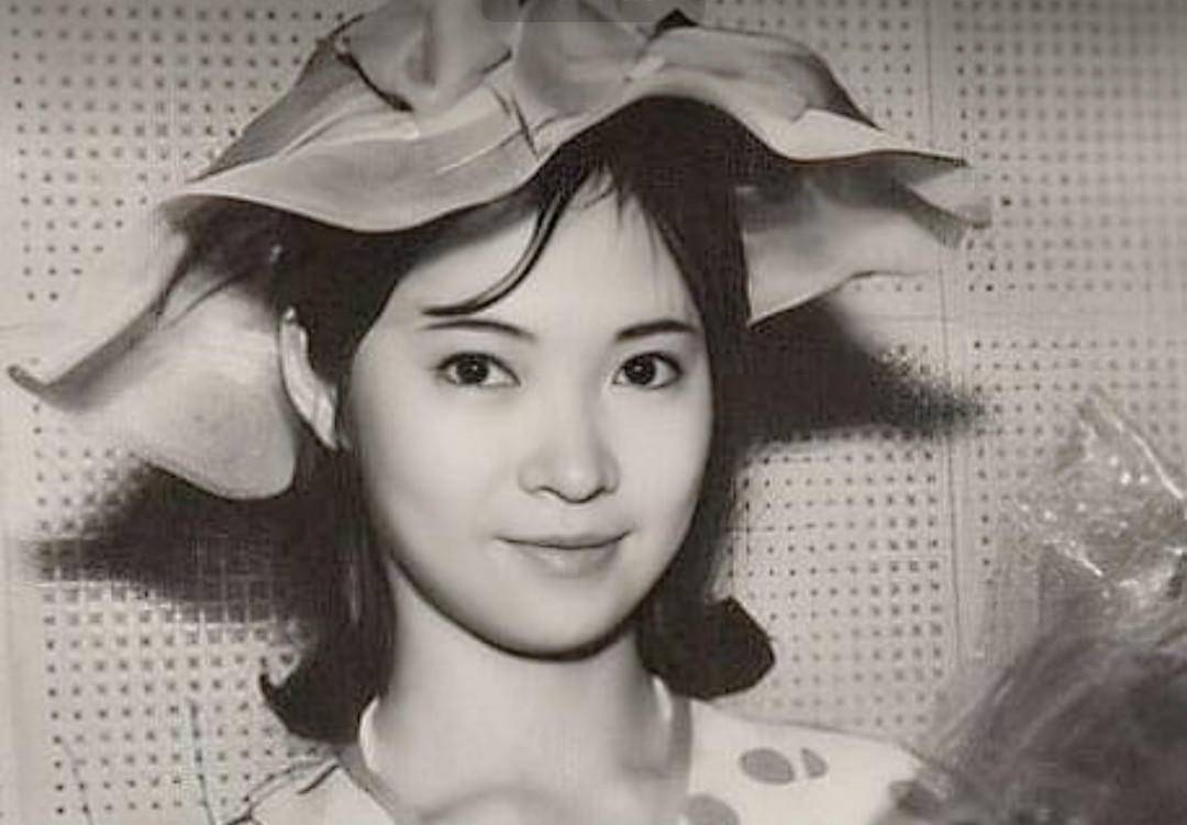 73岁影后萧芳芳：4段感情9种特长，周星驰李连杰都曾崇拜她