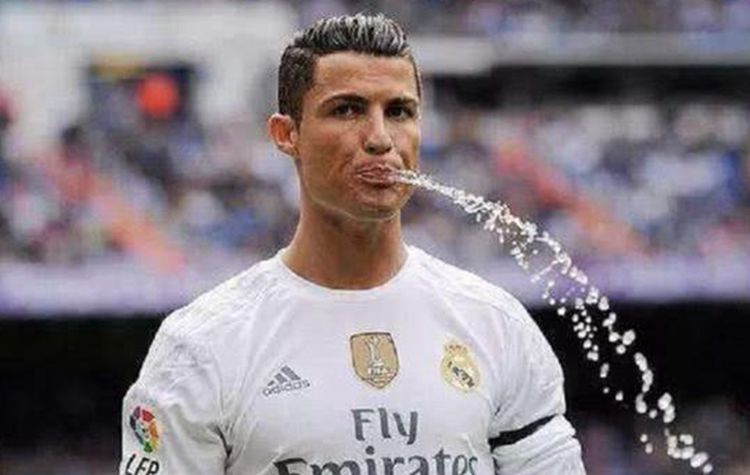 为什么足球运动员喝水把水吐出来,为什么足球运动员喝水要吐出来