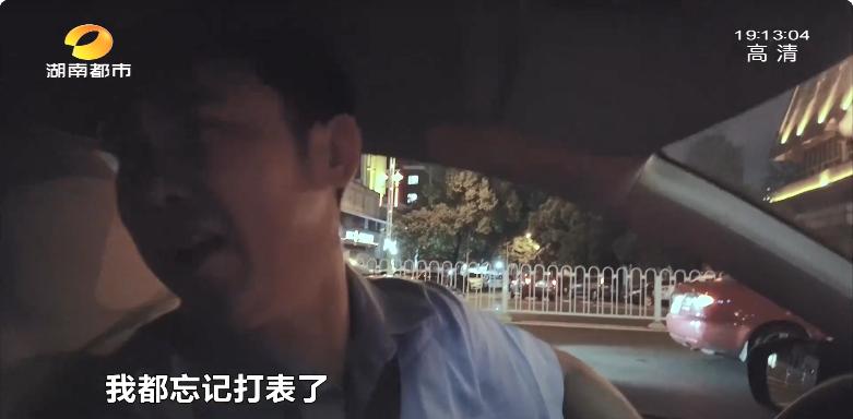 在长沙,一位的哥和一位代驾的夜晚