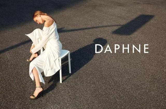 一代鞋王轰然倒塌谁扔下了达芙妮,一代鞋王达芙妮退出线下零售