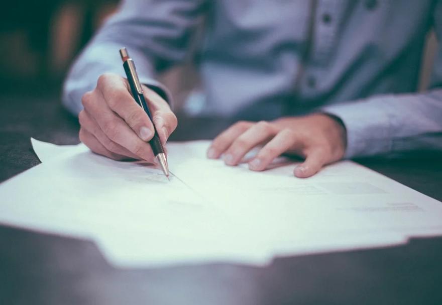 英国留学生家长要求包机回国,英国包机接回中国留学生