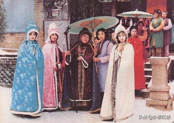细看红楼梦里贾府女性的日常着装，隐藏了许多被忽略的细节