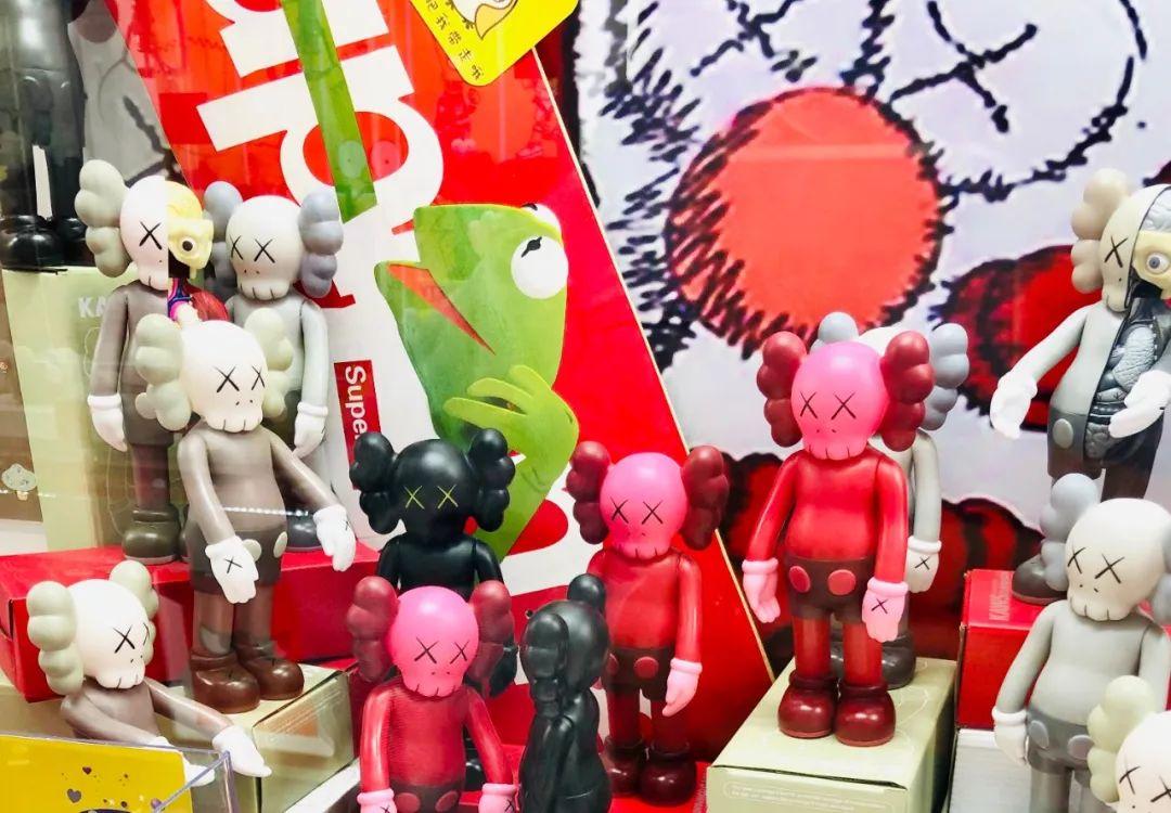 在魔都这家潮牌娃娃机店里，我竟然花了五块钱抓了个AJ