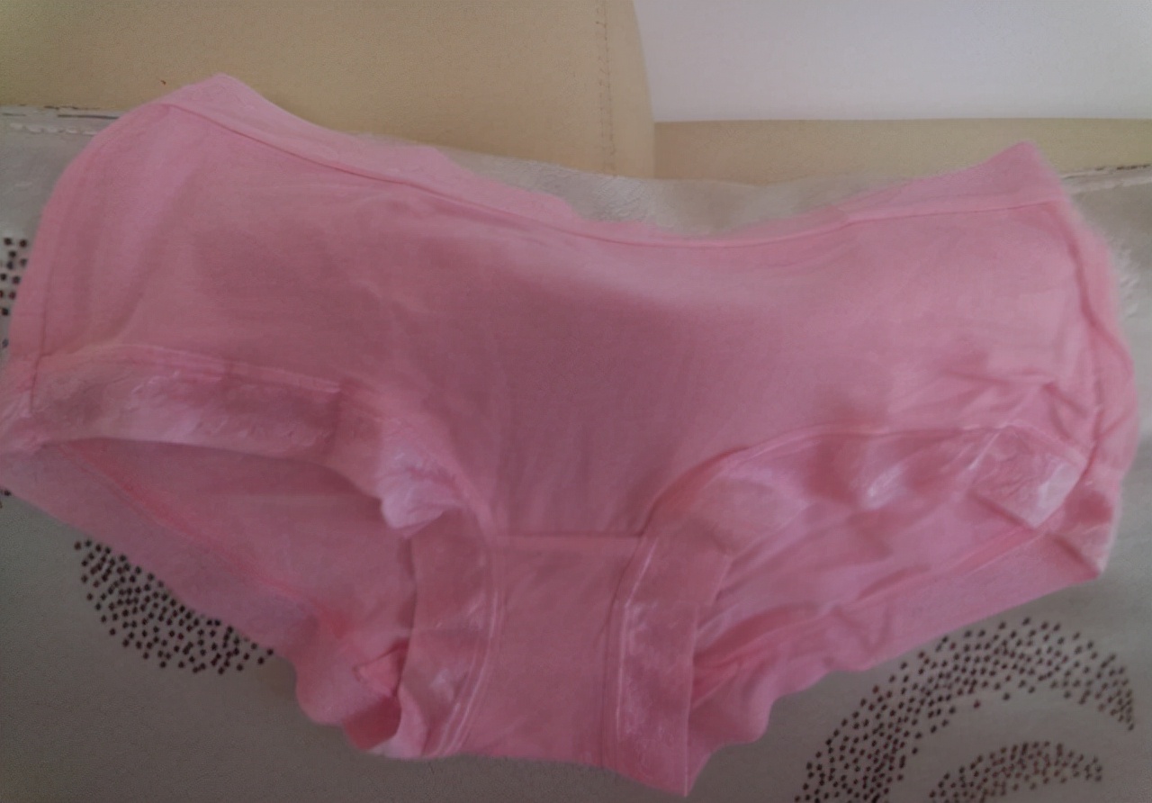 短裤上有黄色分泌物是正常吗,为何女性裤子有尿味