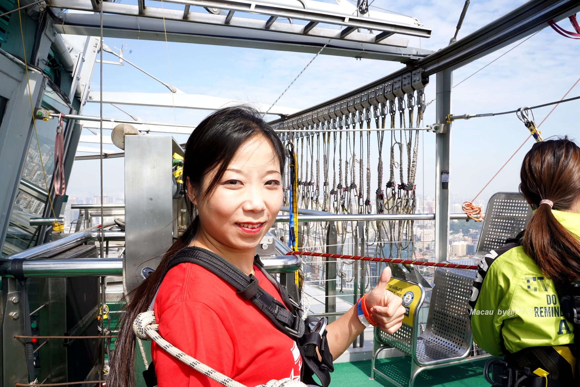 从3米高空跳到水里,世界最高蹦极澳门塔挑战成功