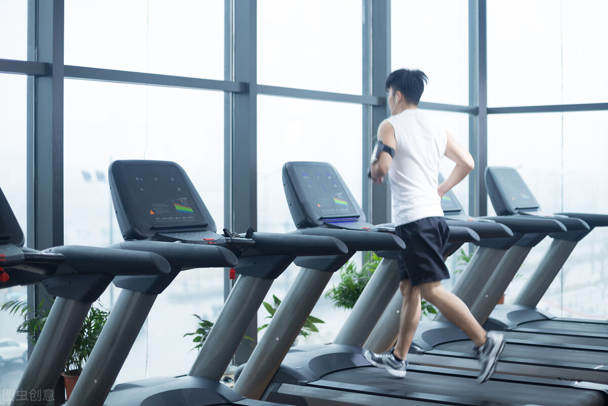 跑步必备的三大装备有哪些,适合年轻人的跑步装备