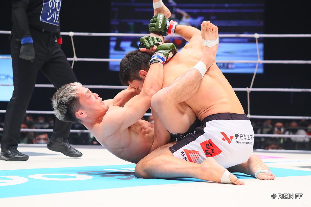 牛久绚太郎TKO斋藤裕夺得RIZIN羽量级冠军金腰带