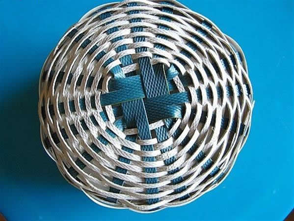 打包带编手工花篮教程视频,教你用打包带编圆篮子视频