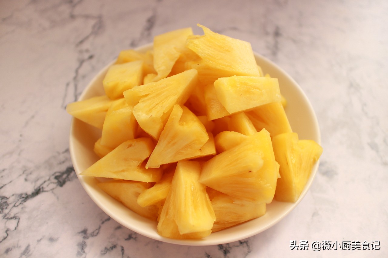 菠萝一般用盐水腌制多长时间能吃,菠萝的正确吃法要用盐水泡吗