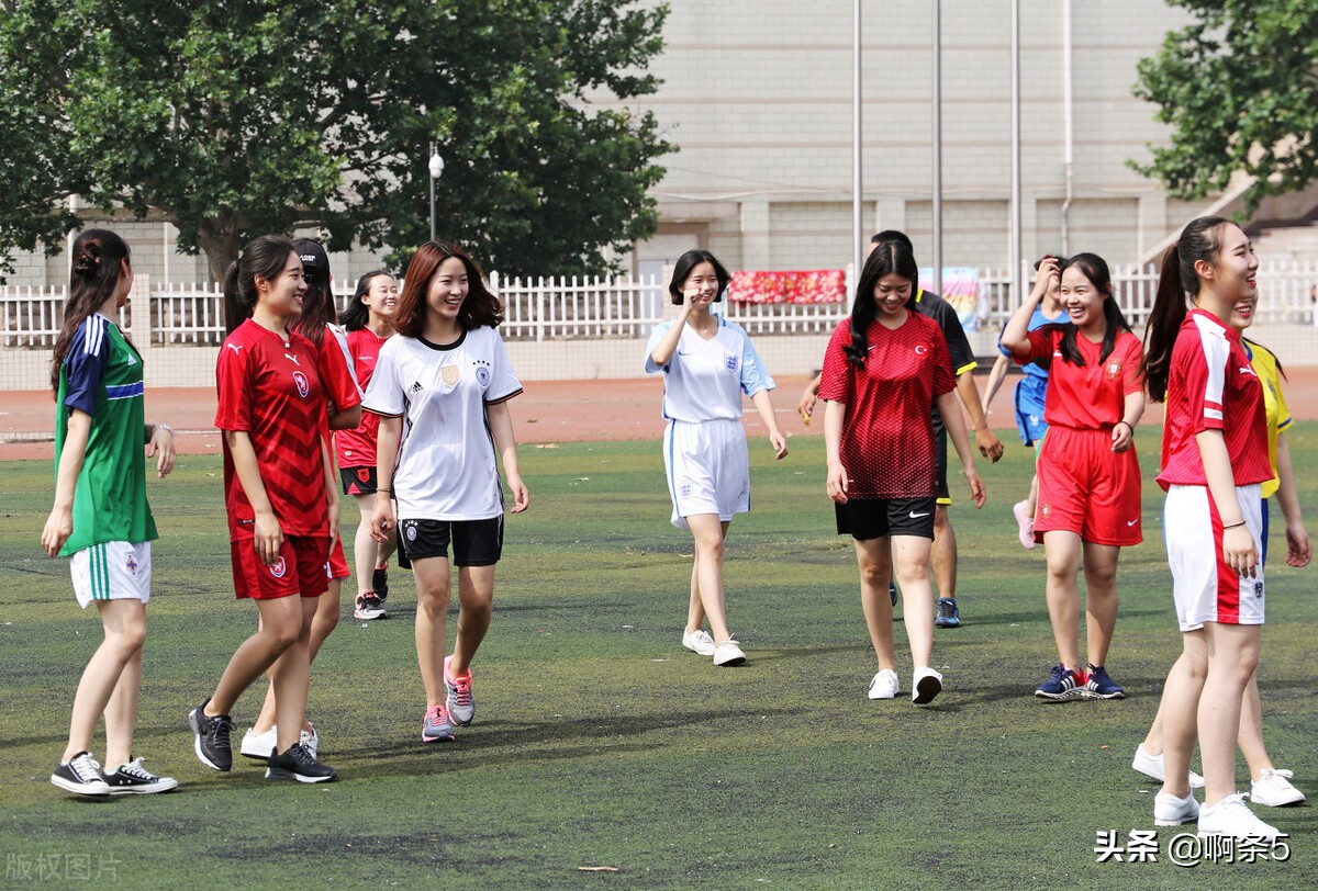 喜欢足球的男生是怎样的,为什么男生都喜欢看足球比赛