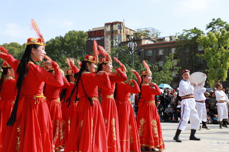 洛阳牡丹广场：*疆新**舞大联欢