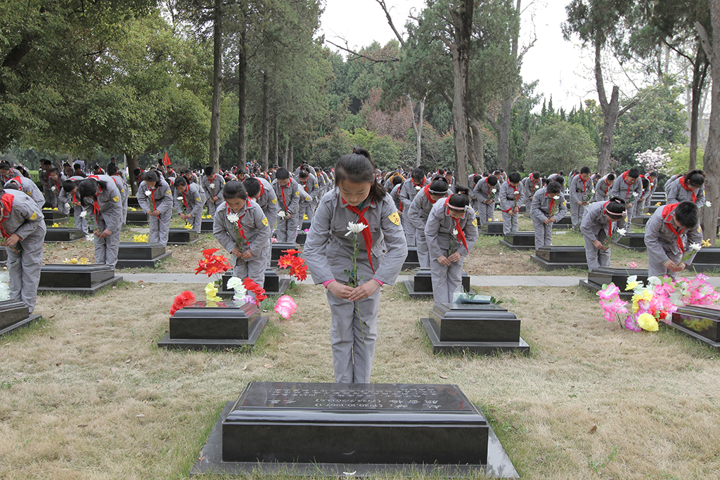 传承英烈志逐梦少年时—淮安市周恩来红军小学举行“学习革命先烈争当时代红军娃”清明祭扫系列活动