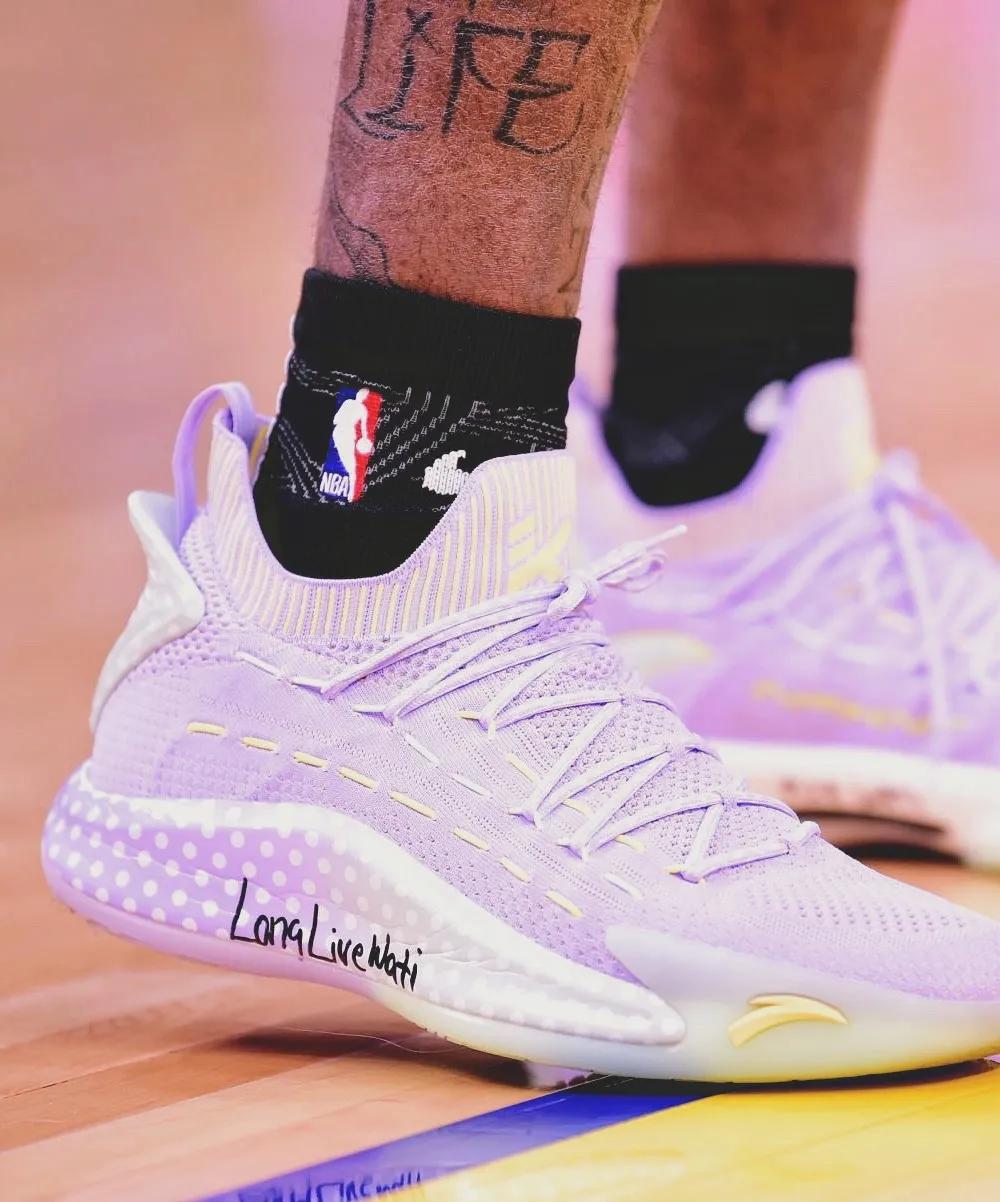 nba球员上脚安踏,nba球员上脚球鞋欧文4绿橙粉