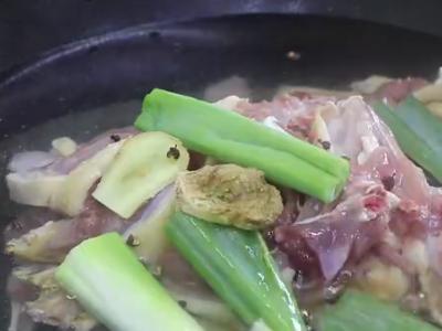 老鸭汤的正宗南京老鸭粉丝汤炖法,老鸭汤怎么做不腥好吃又简单