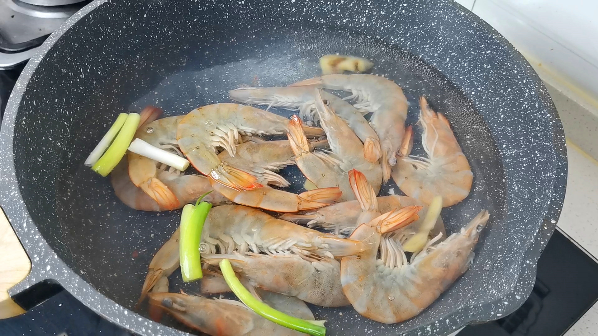 白灼虾最忌用水煮了教你正确做法,怎样煮白灼虾才令虾肉鲜嫩