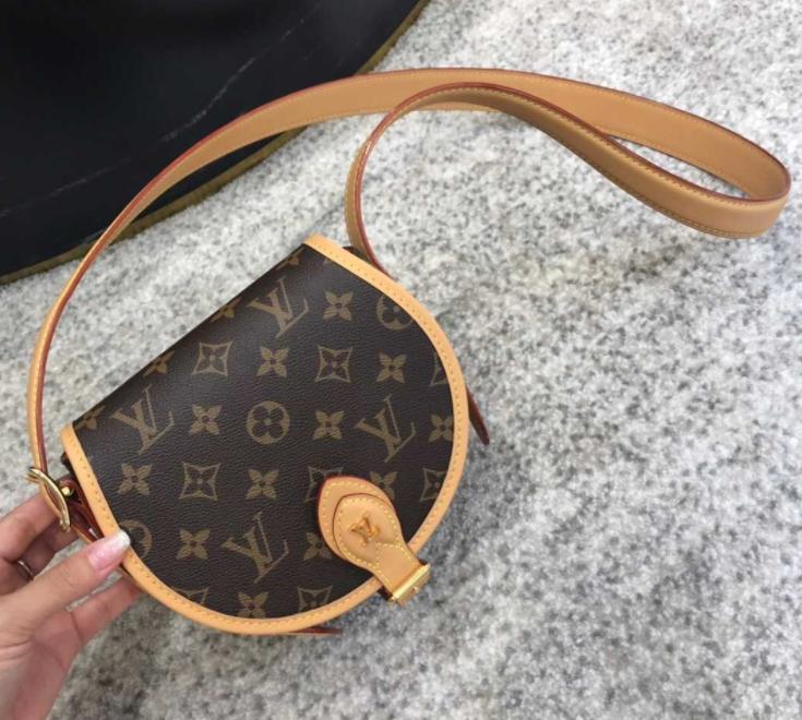 lv最实用百搭包,巴宝莉和lv包包哪个好