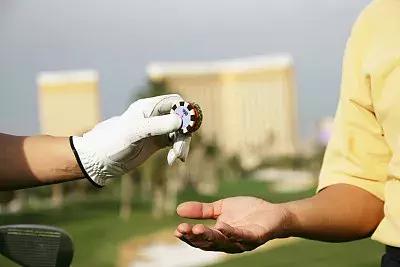 一副好牌打得稀烂！高富帅的“海归”坑了8位年轻女子