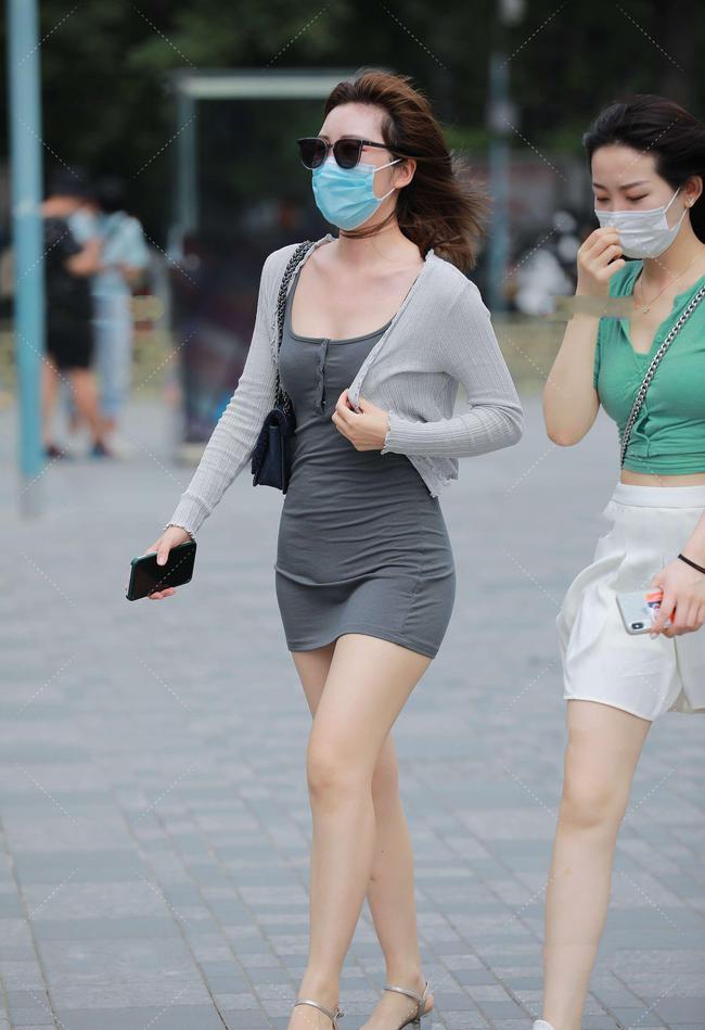 灰色格纹连衣裙搭配外套,深咖色连衣裙最佳搭配外套