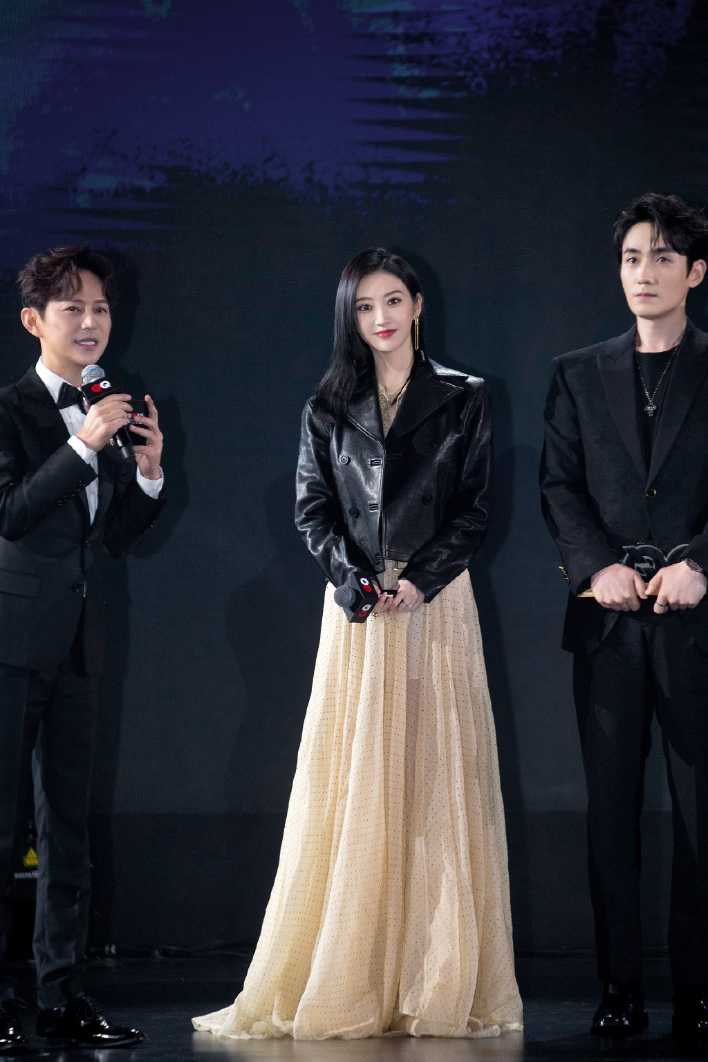 景甜烟熏妆,景甜复古红衣搭配黑裙