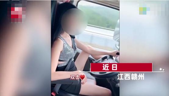 女子打扮清凉单手开车,女子打扮清凉现身操场