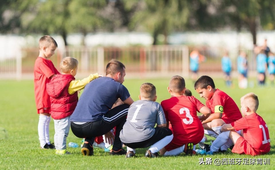 足球教练鼓励球员,一个教练鼓励球员爬行