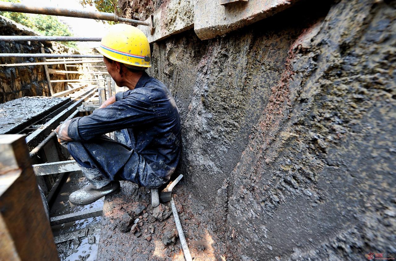 2004年，他偷偷将建房款用于投资天价兰花，老婆知晓后和他离婚