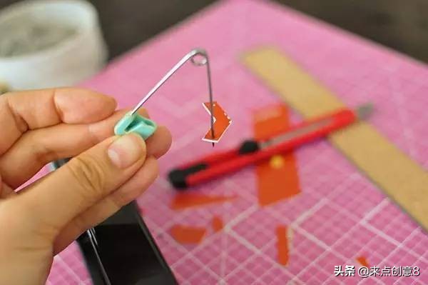 用废弃银行卡、会员卡制作时尚的耳环做法教程