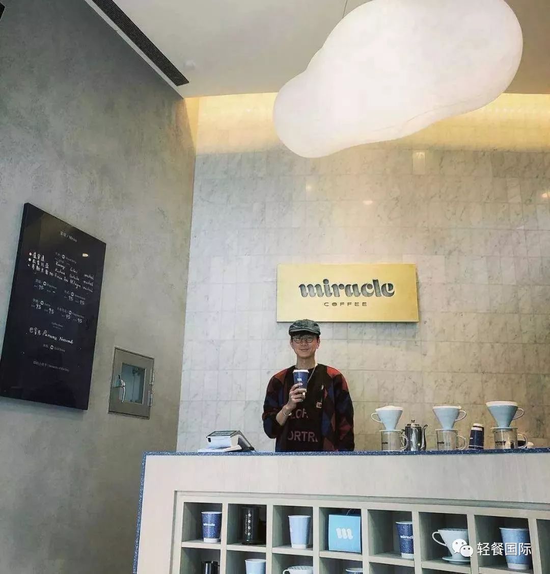 “行走的CD”JJ林俊杰来上海开咖啡店了，一杯咖啡被加价到80元