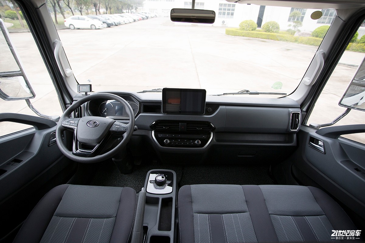 性价比入门房车,新飞国六平头轻卡房车