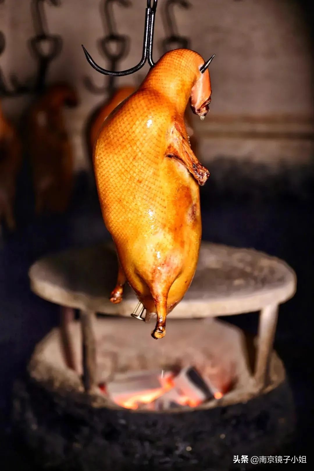 烤鸭最酥的一块鸭皮酥到了极点,味道纯正的烤鸭肉质鲜嫩