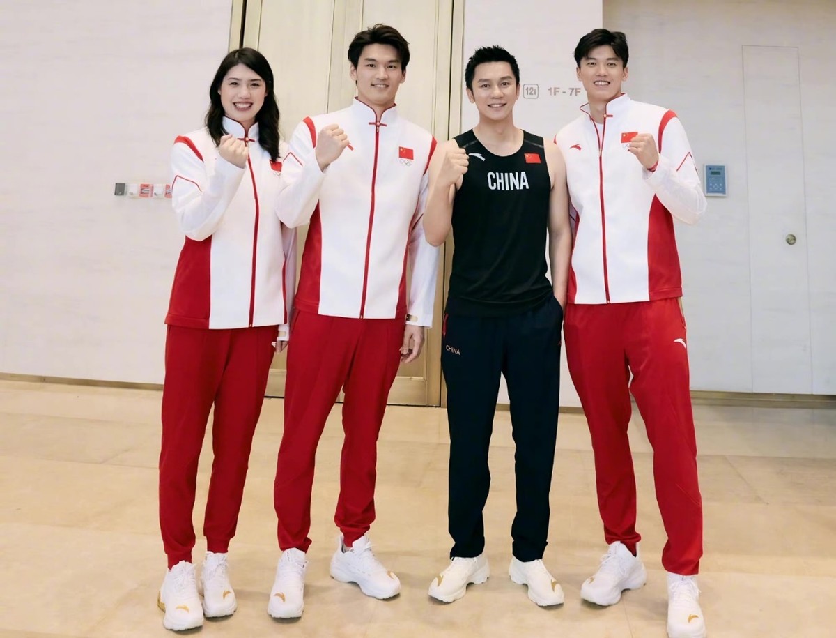 关晓彤礼服现身,高端黑色礼服关晓彤