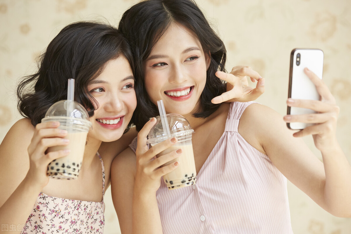 三胎时代：带着硅胶*皮人**面具的假“美女”