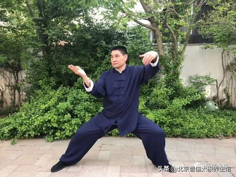 俯身拱腰松督脉,正确的松腰骨姿势