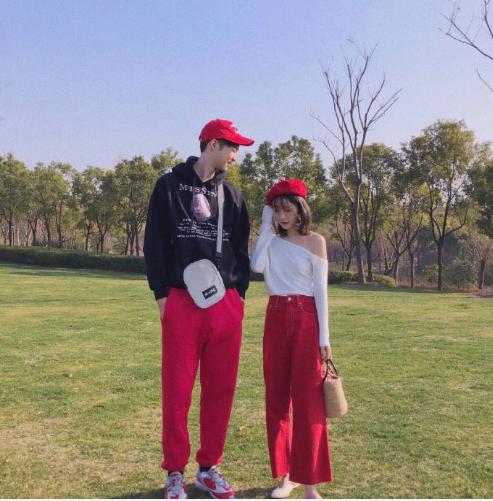 春天约会不穿裙装也美，六套情侣裤装时髦显活力，你的衣柜里也有