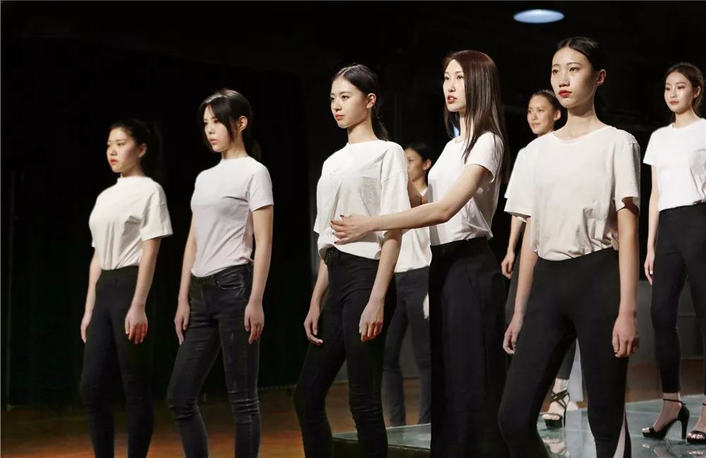 刘雯暌违国际秀场三年重返时装,刘雯暌违国际秀场三年重返时装周