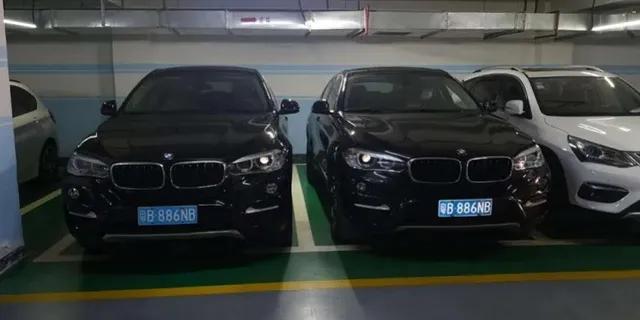 一模一样的车型颜色和车牌,两个一模一样的车车牌颜色不一样