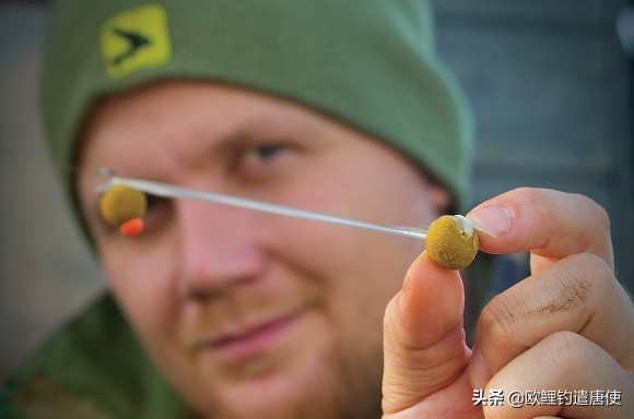 外国人钓鱼打窝技巧,老外用超大饵钓鱼