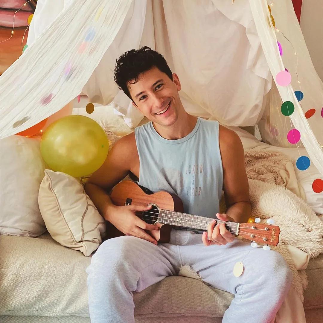 情侣两个人日常生活照片,情侣间的生活插画图片