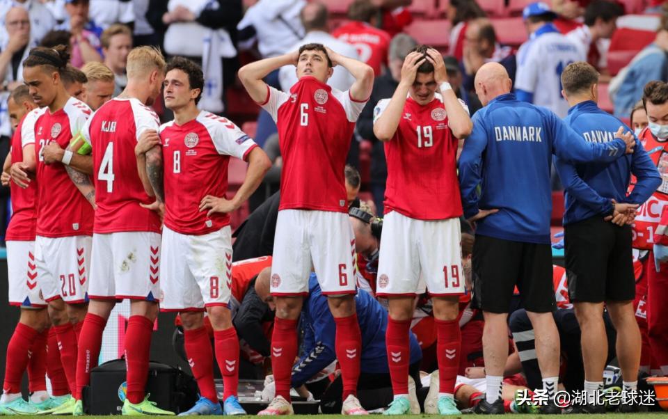 *力暴**足球再现!门将飞踹前锋头部,脖子上全是伤,还留下大血洞