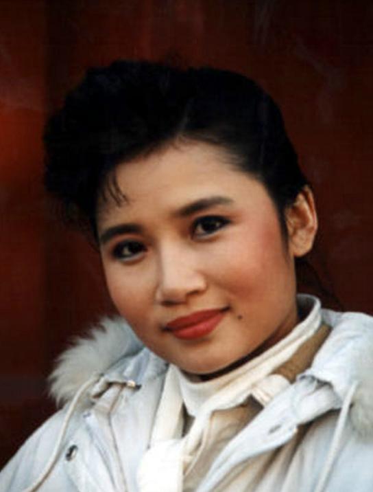 明明一位比一位事业红火，潘虹李娜梅艳芳为何转身选择皈依佛门？