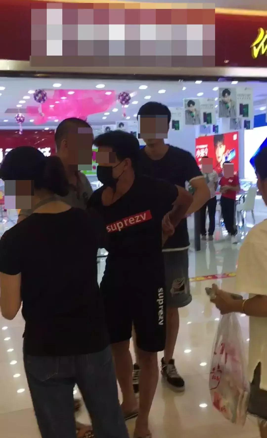 男子偷进女厕被发现逃跑后续,男子藏女厕所偷被抓