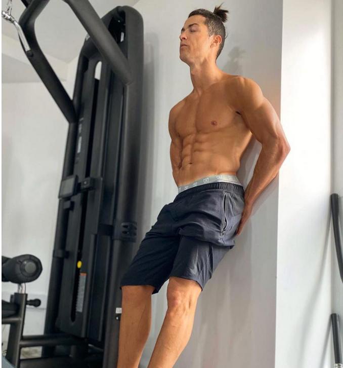 七夕撒狗粮，我只服C罗：肌肉身材搭档迷人娇妻，练腿太重要了