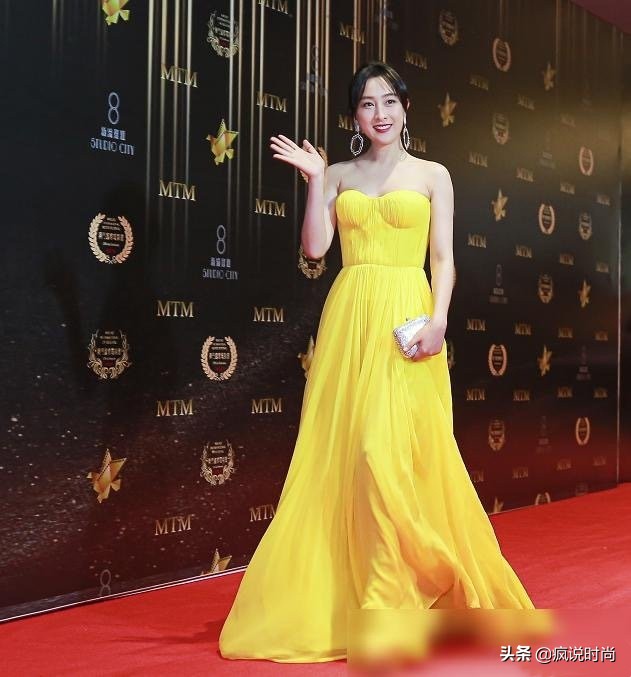 马苏才是“水蜜桃身材”，抹胸礼服“撑”好满，凹凸感太强