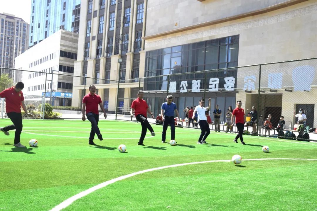 开业大吉足球场,开业大吉广场