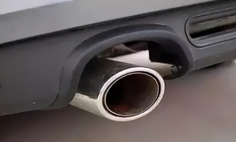 为什么日系排气管老喷水，德系车却不喷，修车工笑了，这就是差距