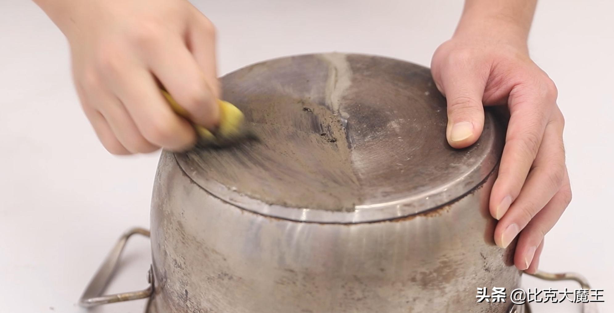 去除不锈钢锅底黑垢妙招,不锈钢锅底黑垢去除方法