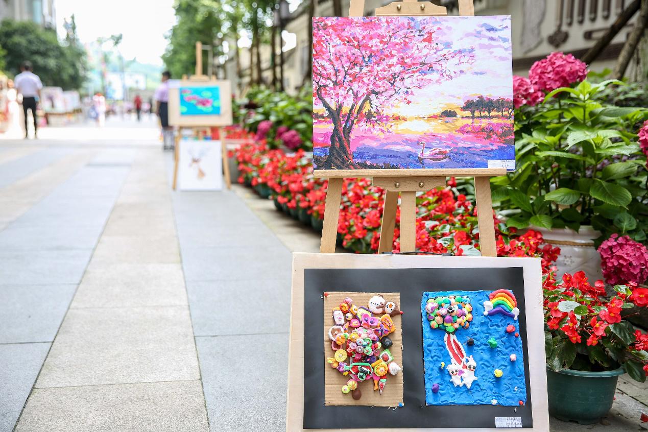 花三小学生展示“十八般武艺”下厨做饭给父母吃